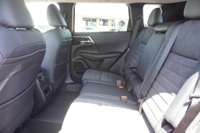 2025 Mitsubishi Outlander Plug-in Hybrid SE - Photo 35