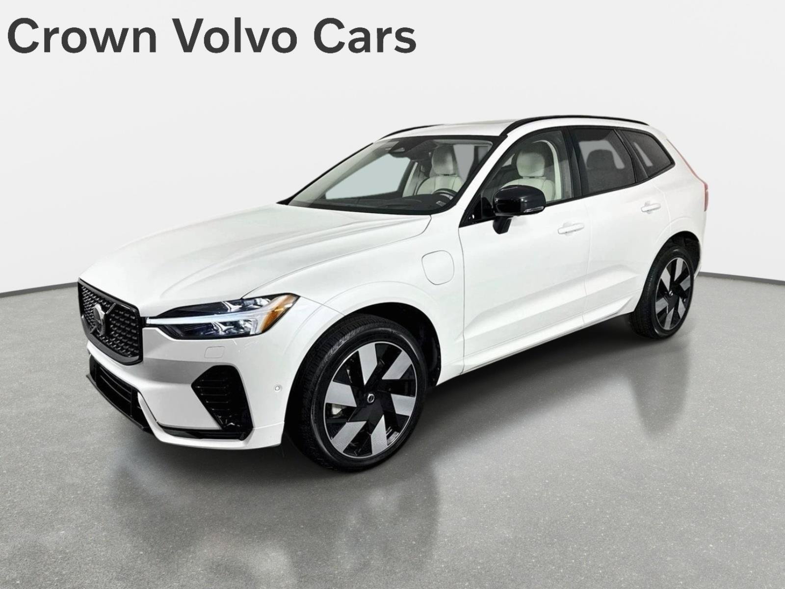 Used 2024 Crystal White Volvo Ultimate Dark Theme image 1