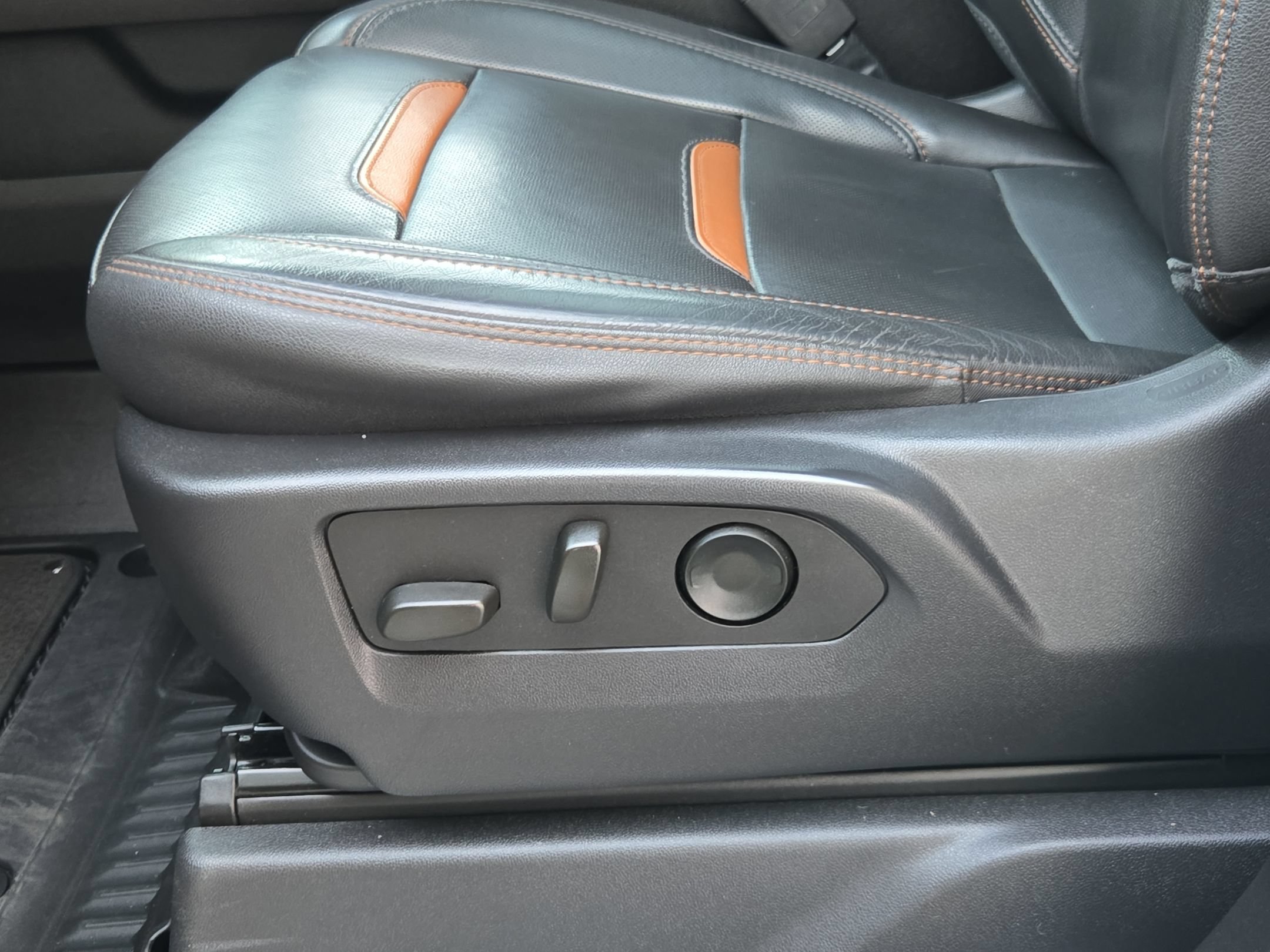 Used 2022 Desert Sand Metallic GMC AT4 image 23