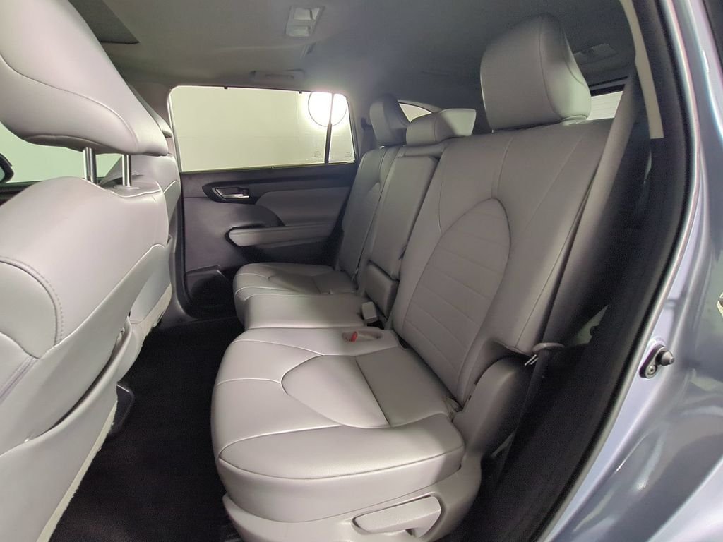 2021 Toyota Highlander XLE - Photo 17