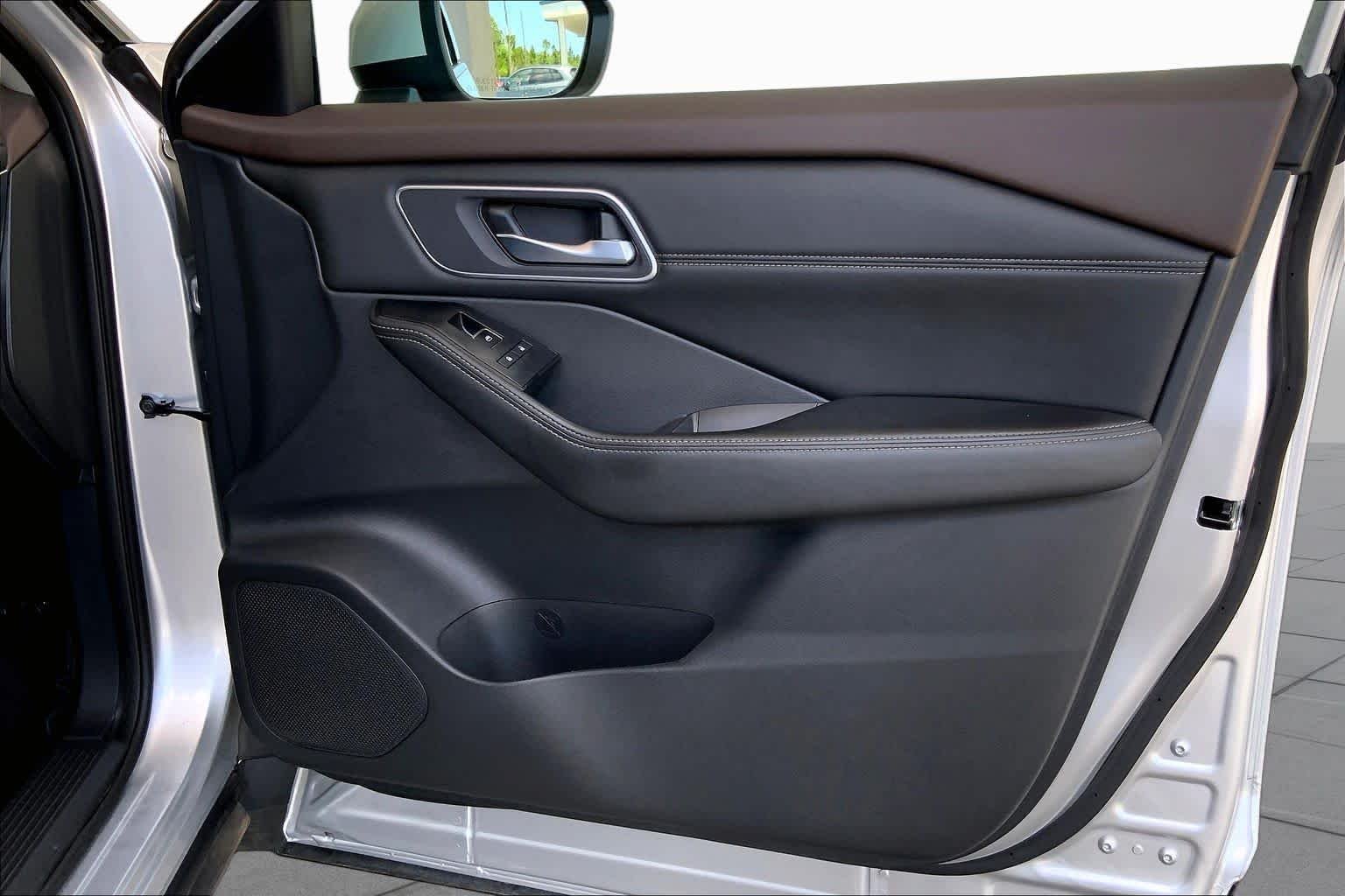 Used 2021 Brilliant Silver Metallic Nissan SL image 23
