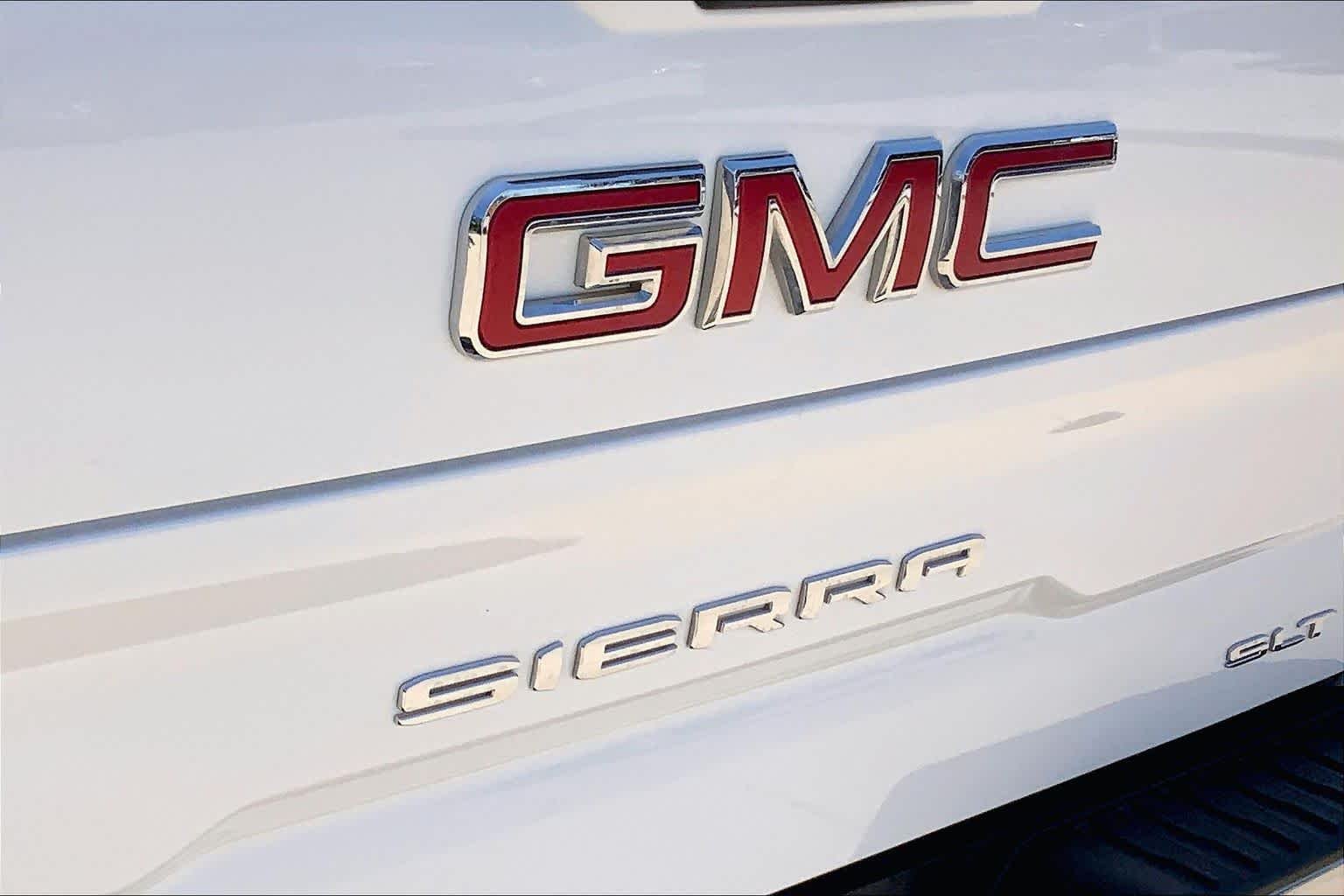 Used 2025 Summit White GMC SLT image 30