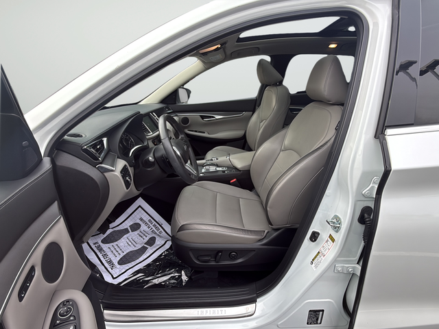Used 2023 White INFINITI LUXE image 10