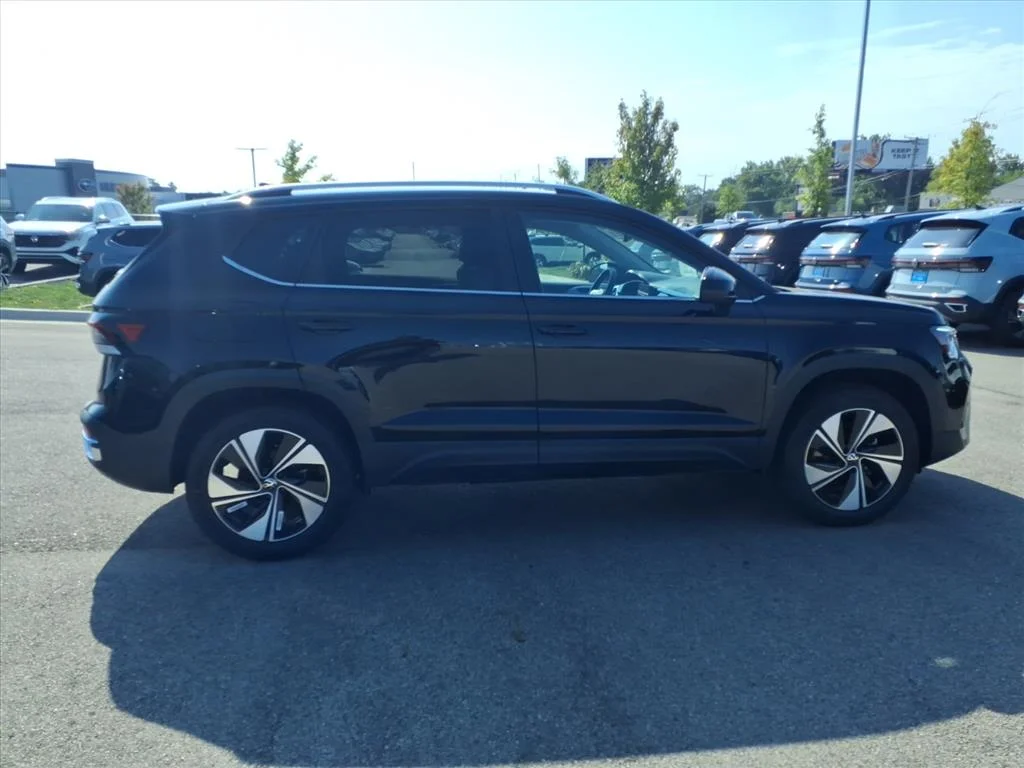 2025 Volkswagen Taos SE - Photo 8