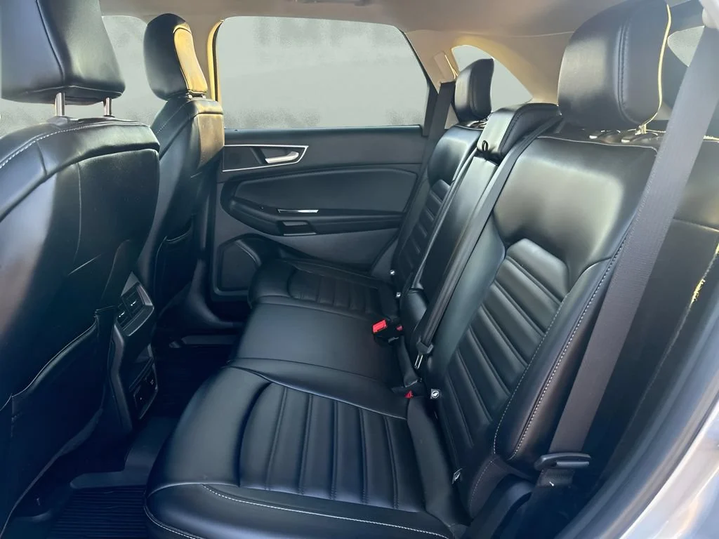 Used 2020  Ford SEL image 9