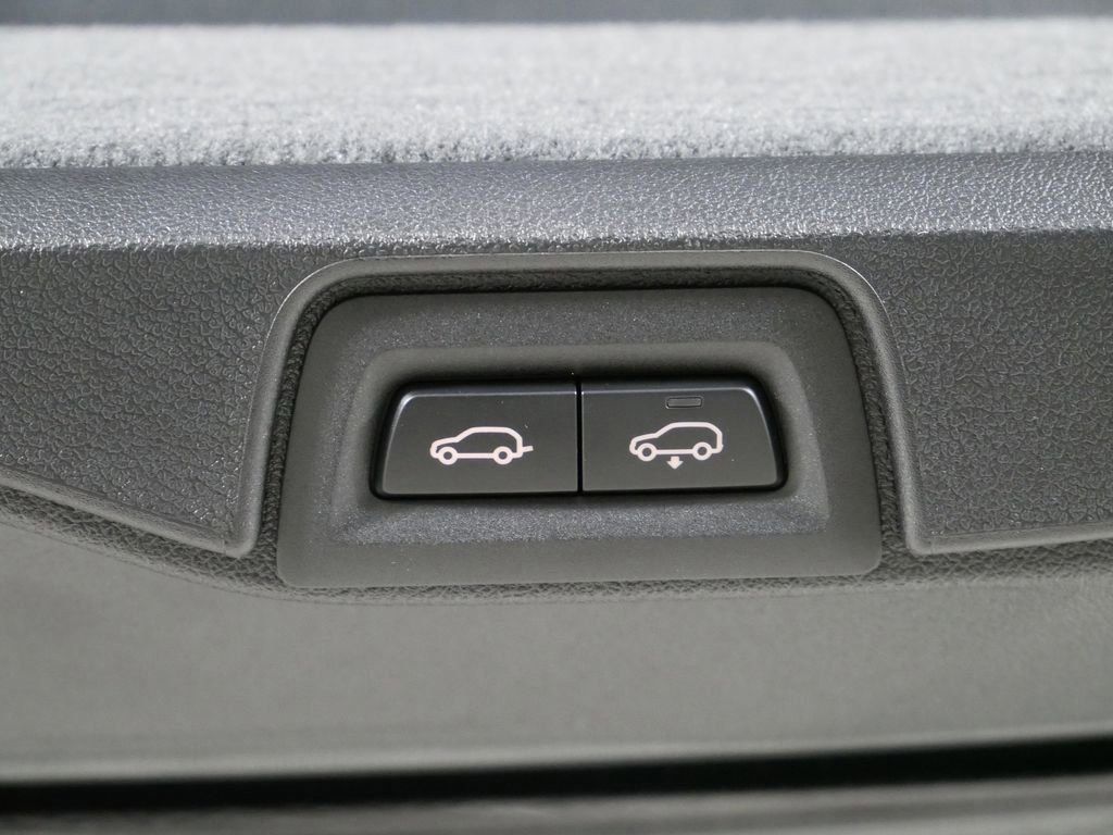 Used 2026 Black Sapphire Metallic BMW xDrive40i image 28