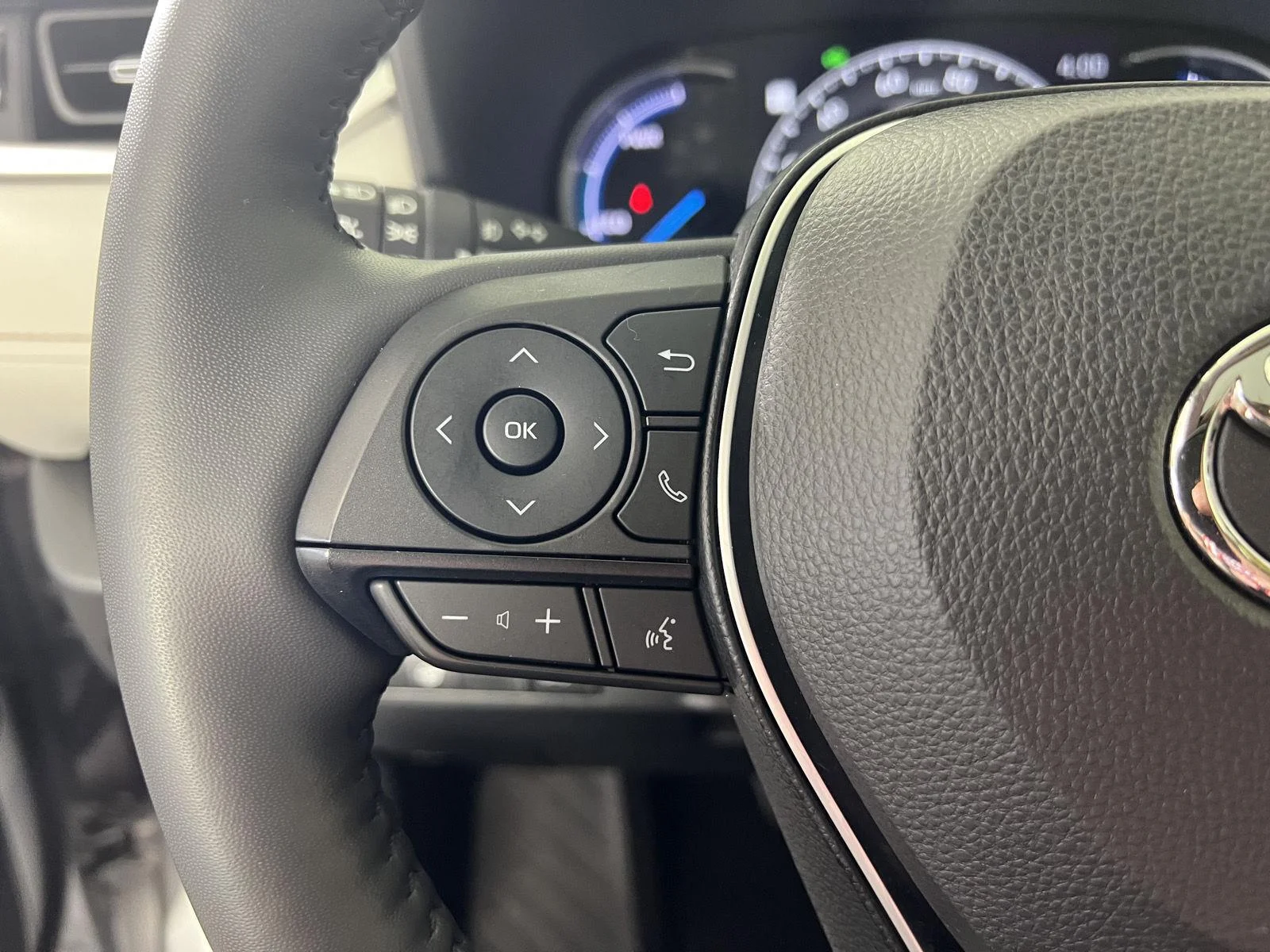 Used 2024 Silver Sky Metallic Toyota XLE Premium image 16