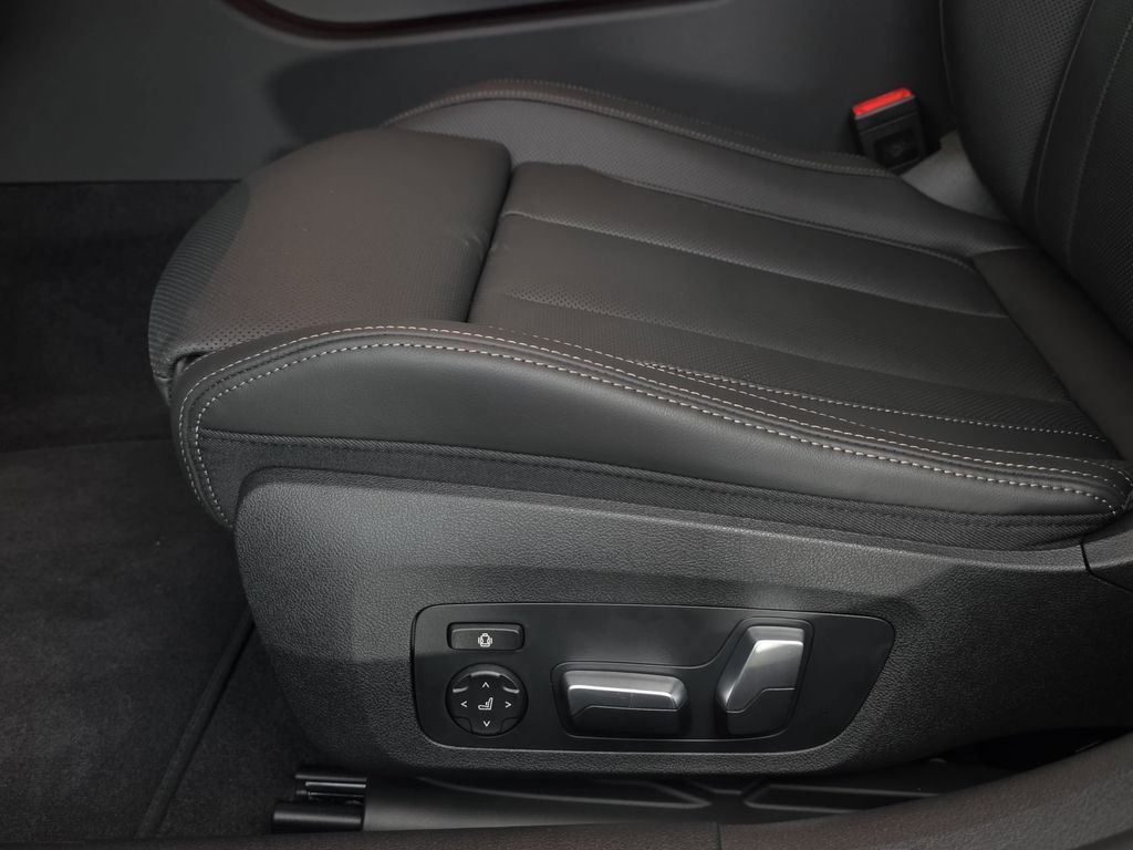 2026 BMW 8 Series M850i - Photo 28
