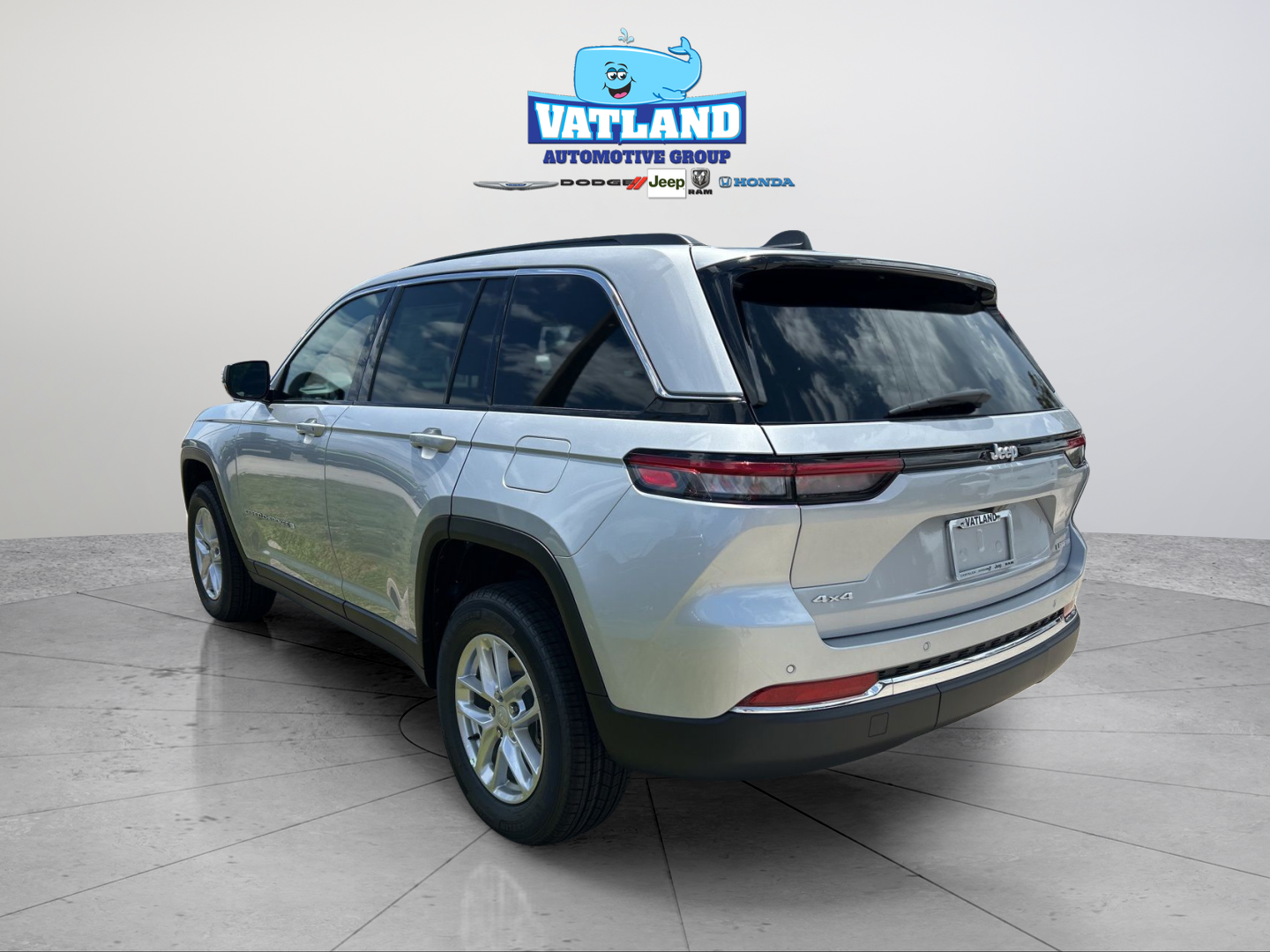 New 2026 Silver Zynith Exterior Paint Jeep Laredo image 3