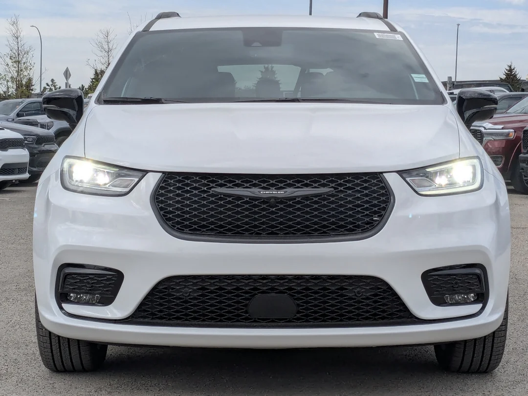 New 2026 White Chrysler Select - - AWD - 3.6L Pentastar V6 - Adaptive Cruise Control - Blind Spot Monitor & More! image 3