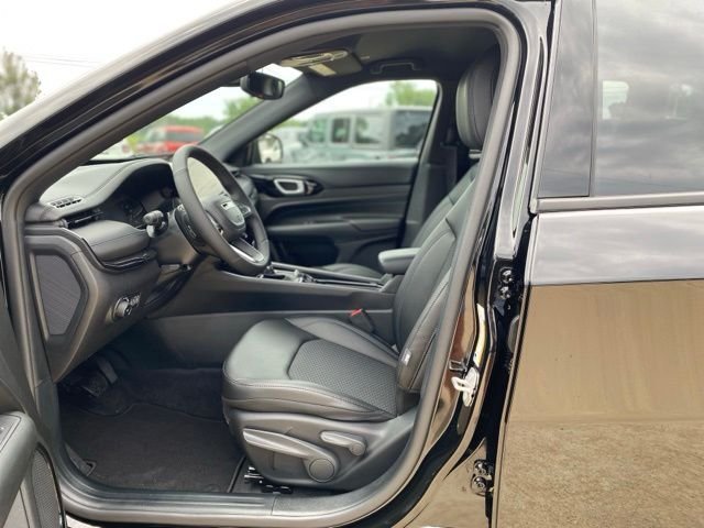 New 2026 Diamond Black Crystal Pearl-Coat Exterior Paint Jeep Latitude image 16