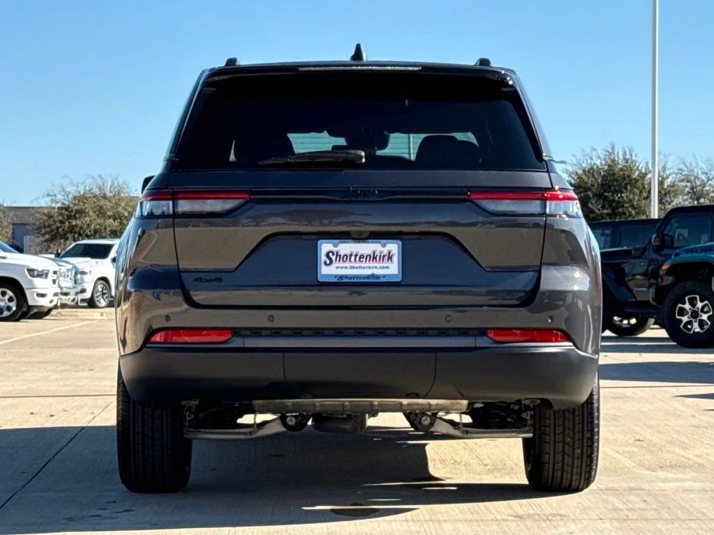 New 2026 Baltic Gray Metallic Clear-Coat Exterior Paint Jeep Altitude image 7