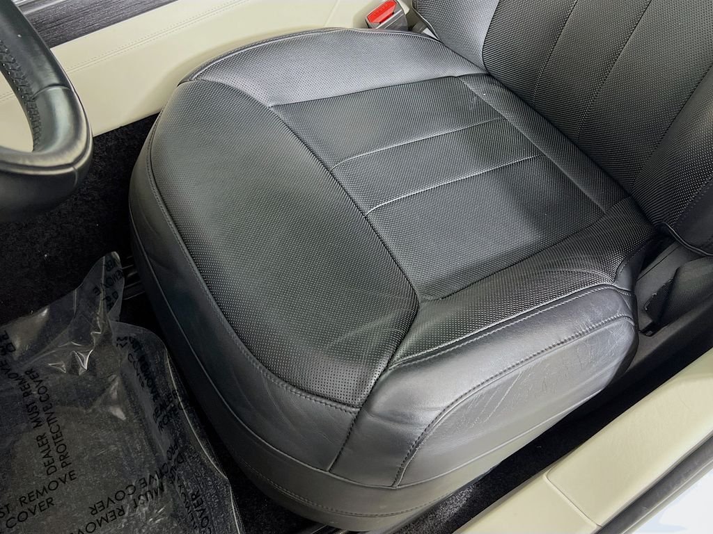 Used 2022 Fuji White Land Rover SE image 20