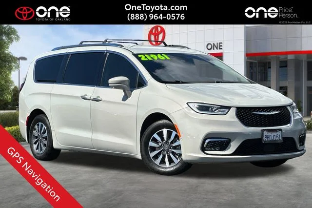 2021 Chrysler Pacifica Hybrid Touring L Hybrid's photo