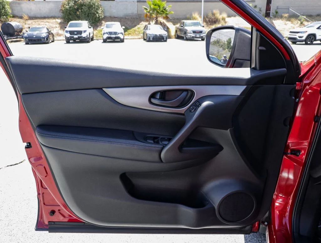 Used 2018 Red Nissan S image 12