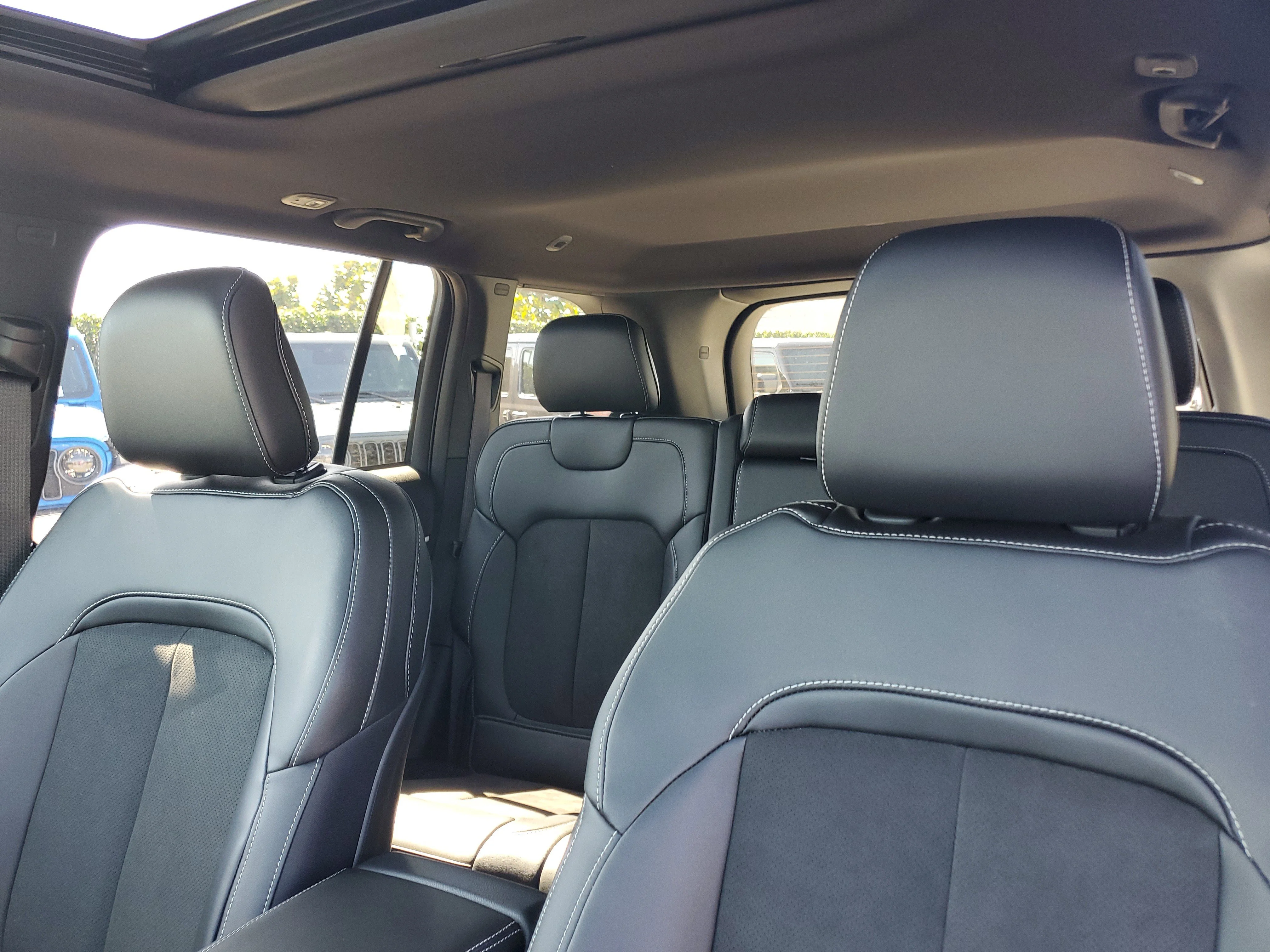 New 2026 Velvet Red Pearl-Coat Exterior Paint Jeep Altitude image 13