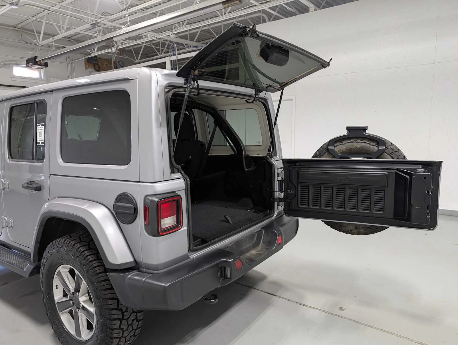 Used 2020 Billet Silver Metallic Clearcoat Jeep Sahara image 39