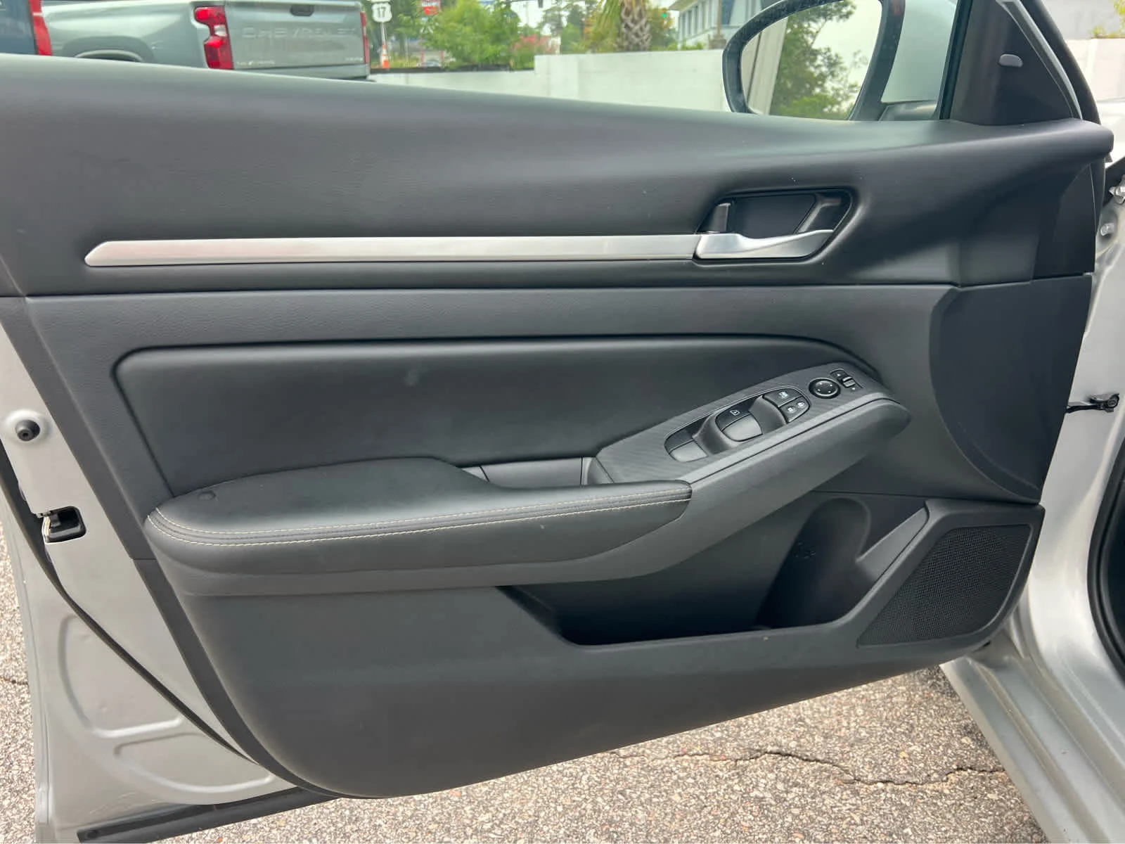 Used 2022 Silver Nissan 2.5 SV image 6