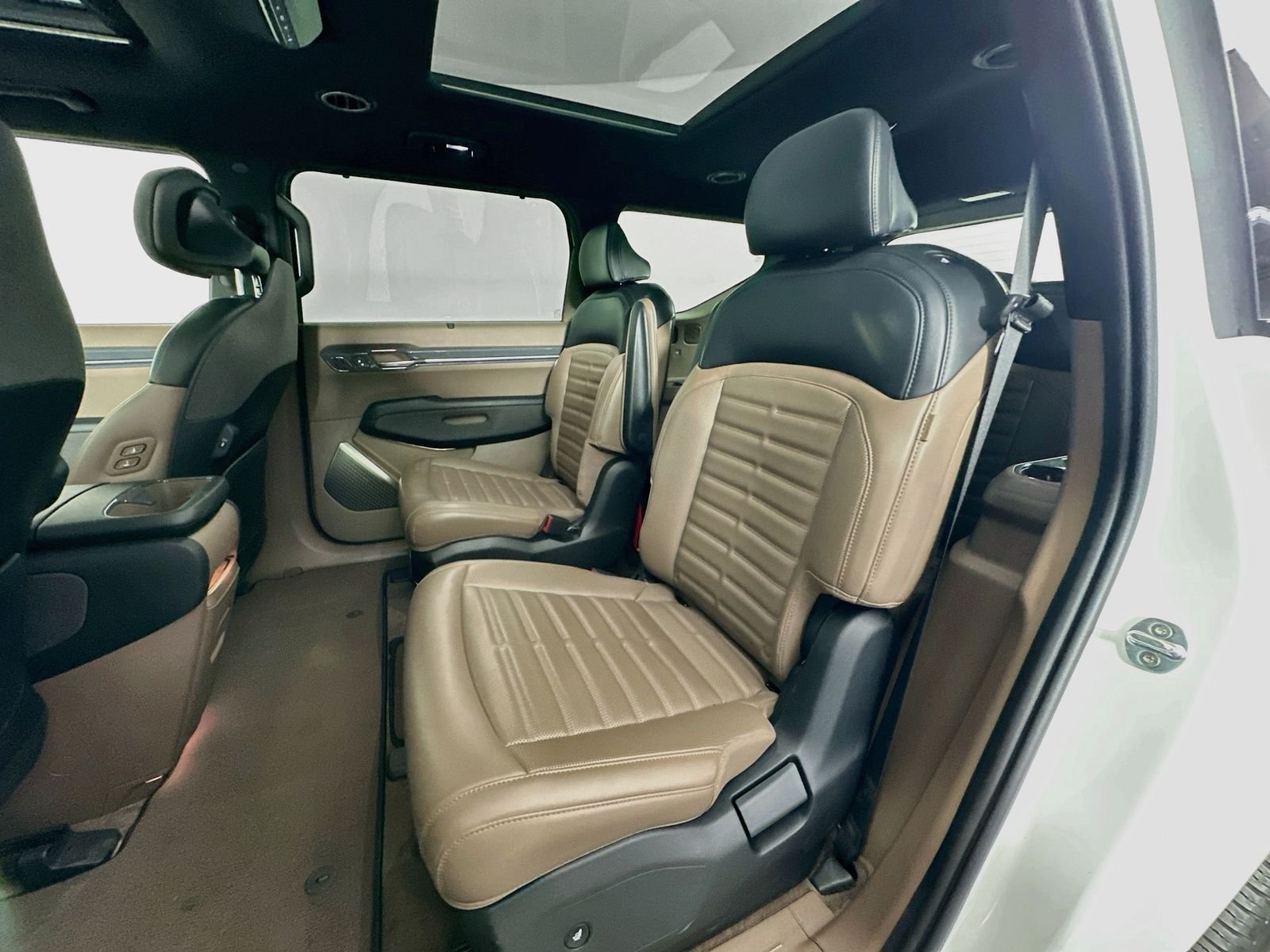 Used 2024 Snow White Pearl Kia Land image 25