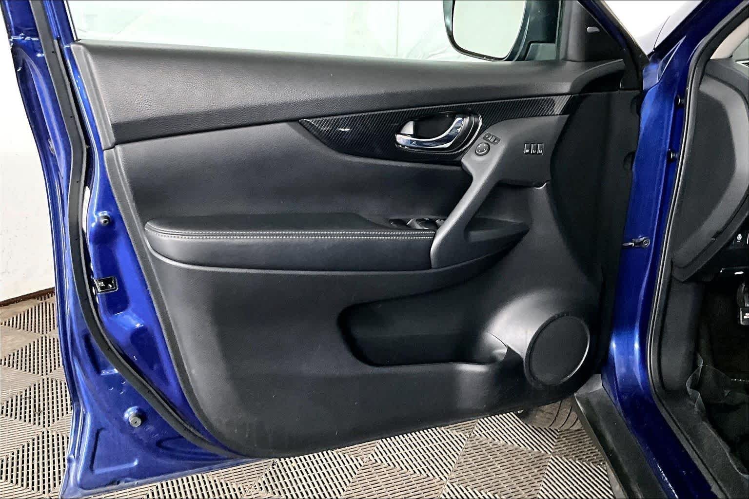 Used 2018 Caspian Blue Nissan SL image 21