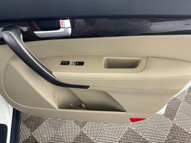 Used 2015 White Kia LX image 19