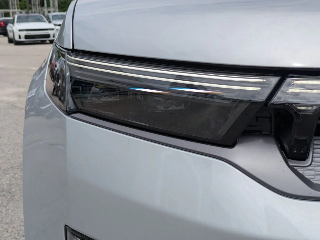 New 2026 Silver-Zynith Exterior Paint Jeep Limited Reserve image 13