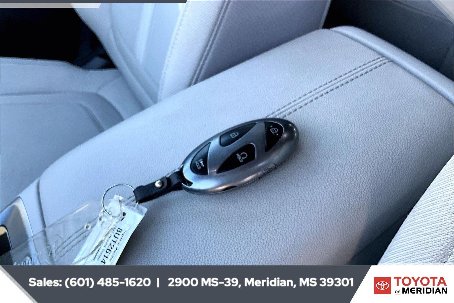 Used 2025 Hampton Gray Hyundai SEL image 9