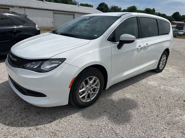 2022 Chrysler Voyager LX's photo