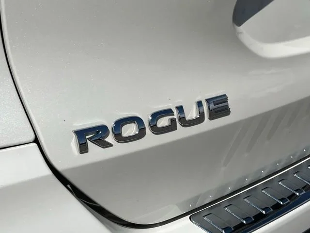 Used 2019 White Nissan SL image 20