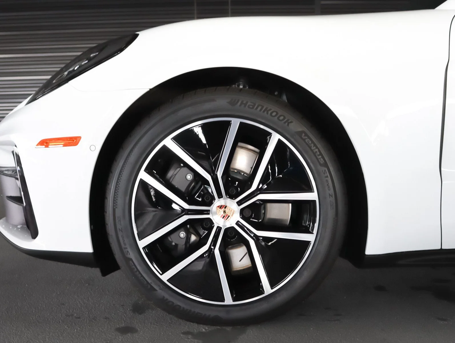 New 2026 Carrara White Metallic Porsche 4 E-Hybrid image 26