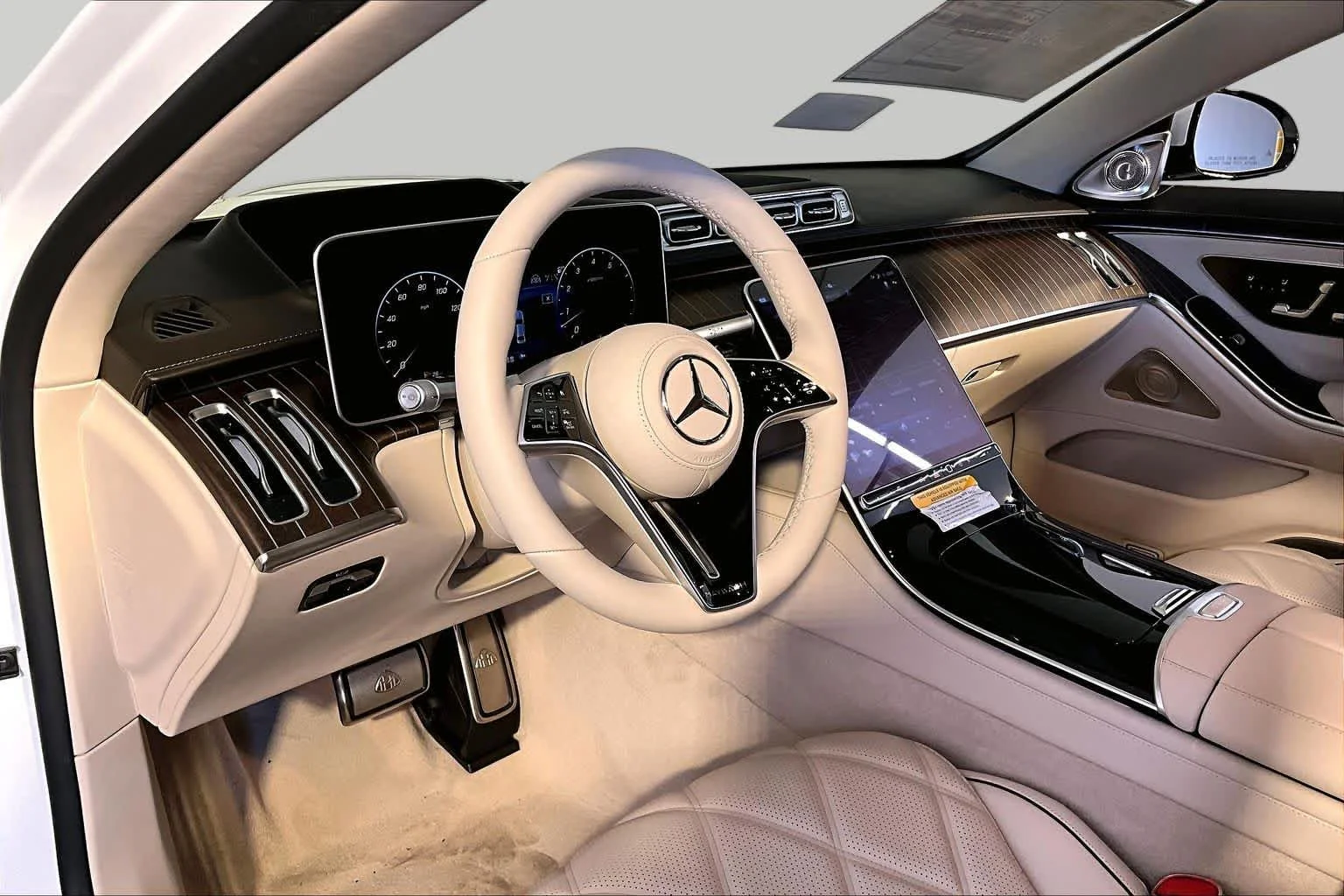New 2026 MANUFAKTUR Moonlight White Metallic Mercedes-Benz Maybach S 680 image 9