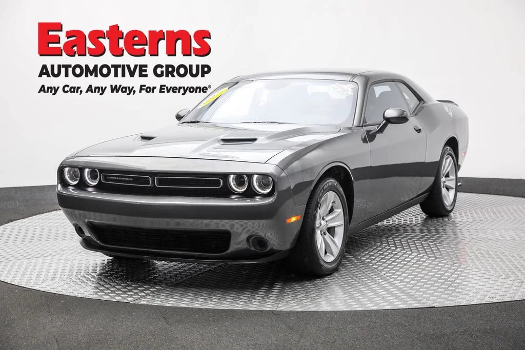 Used 2023 Gray Dodge SXT image 1