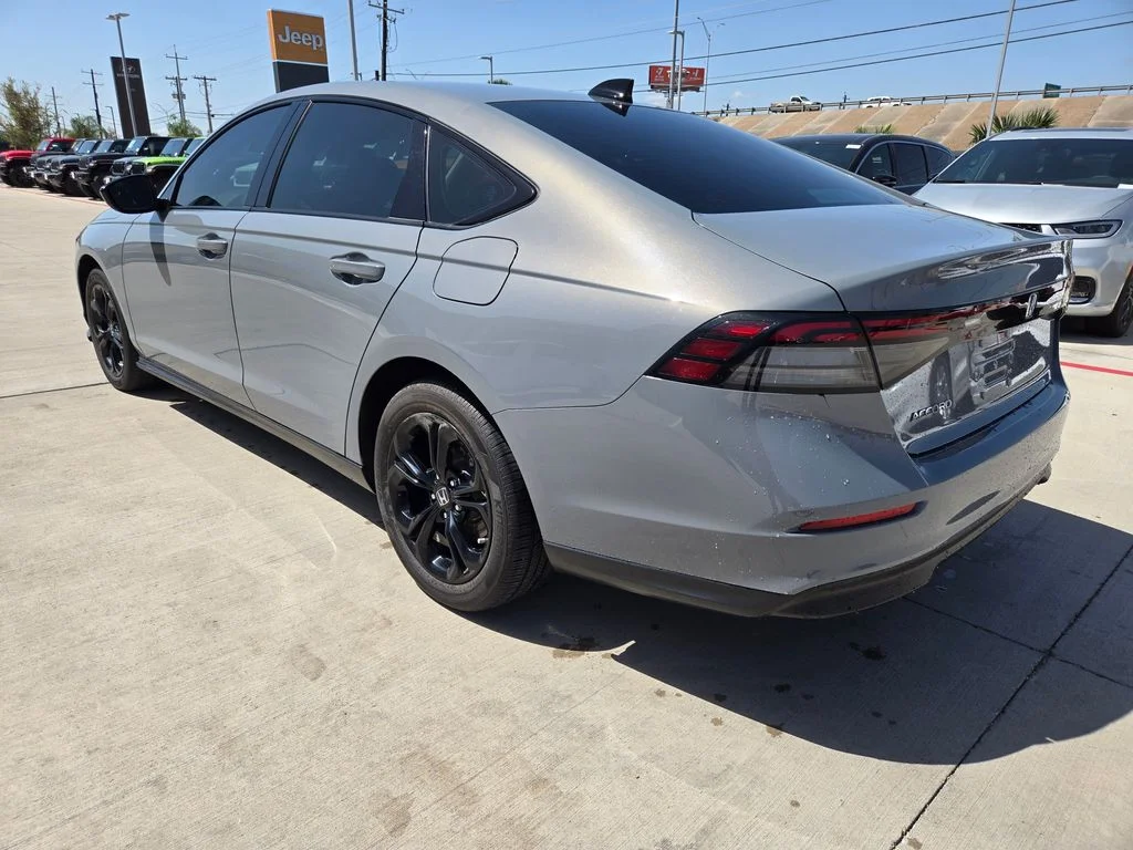 Used 2025 White Honda SE image 5