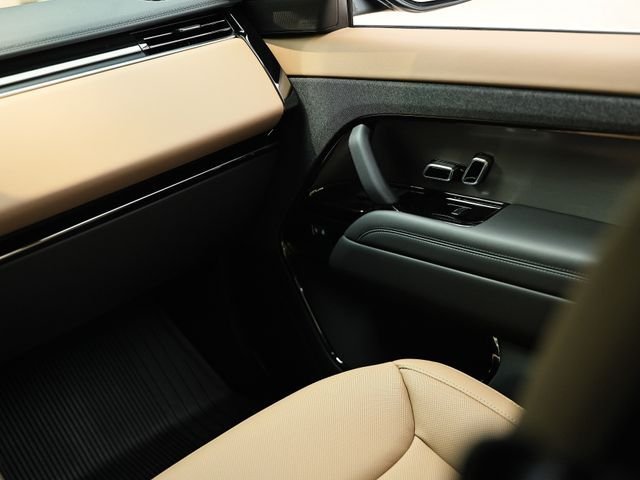 New 2026 Ostuni Pearl White LAND ROVER Dynamic SE image 41