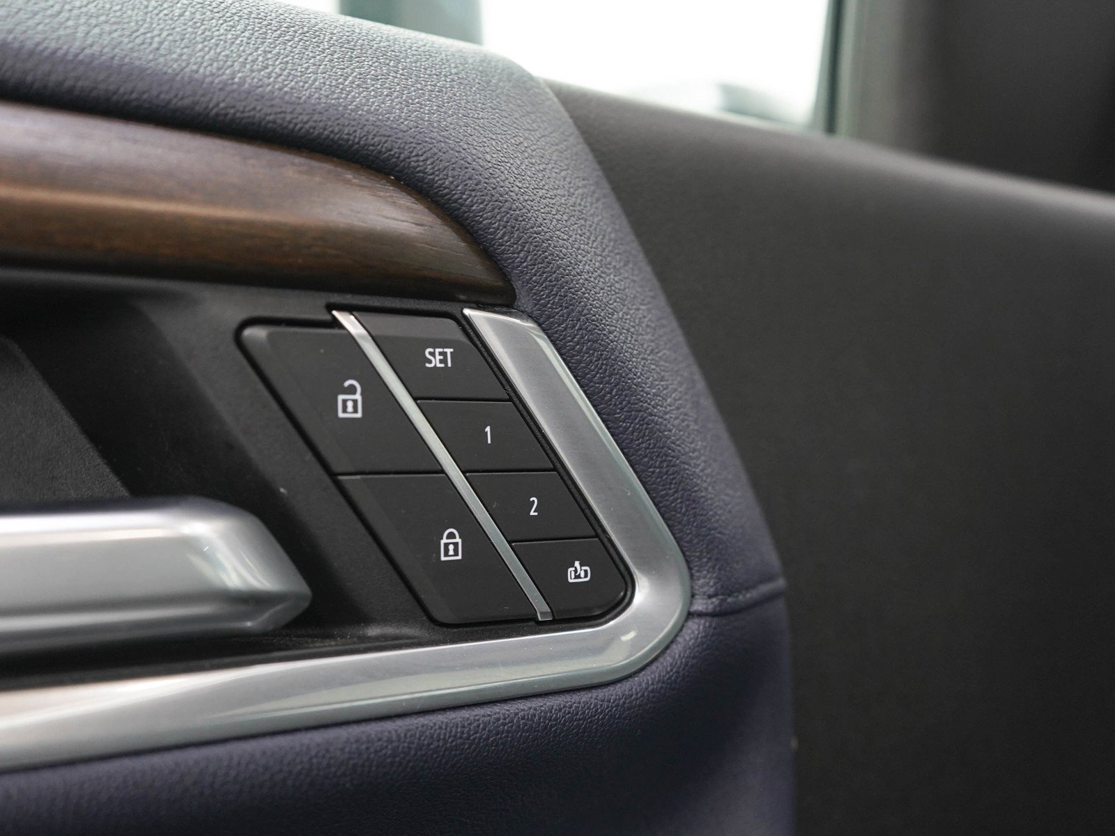 Used 2025 Iridescent Pearl Tricoat Chevrolet High Country image 23