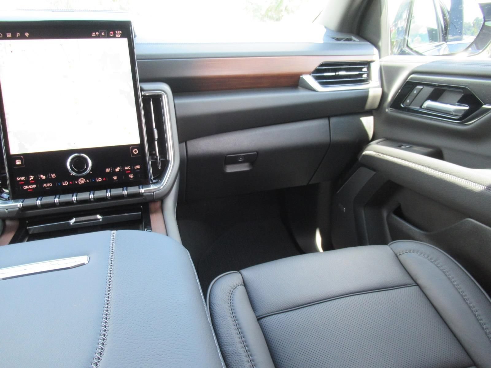 2026 GMC Yukon Denali - Photo 14