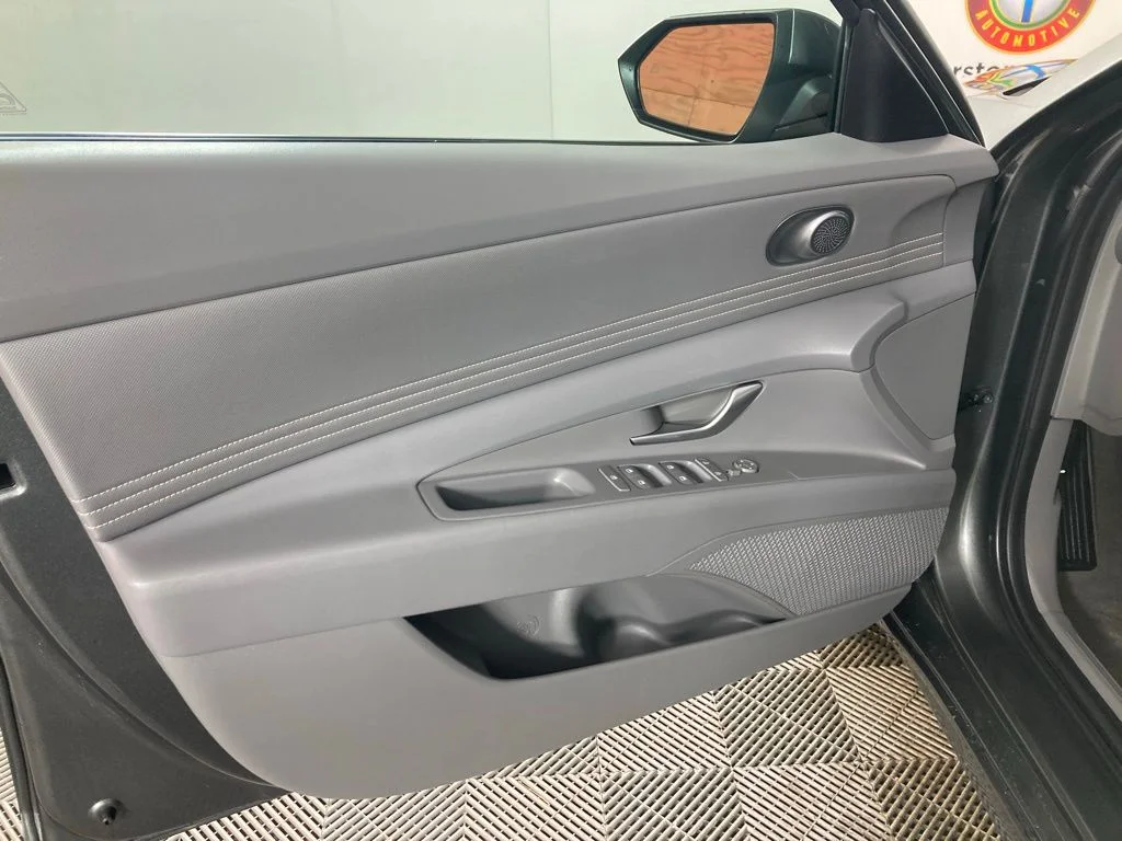 Used 2025 Gray Hyundai SEL Convenience image 11