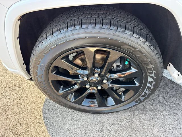 Used 2019 White Jeep Altitude image 33