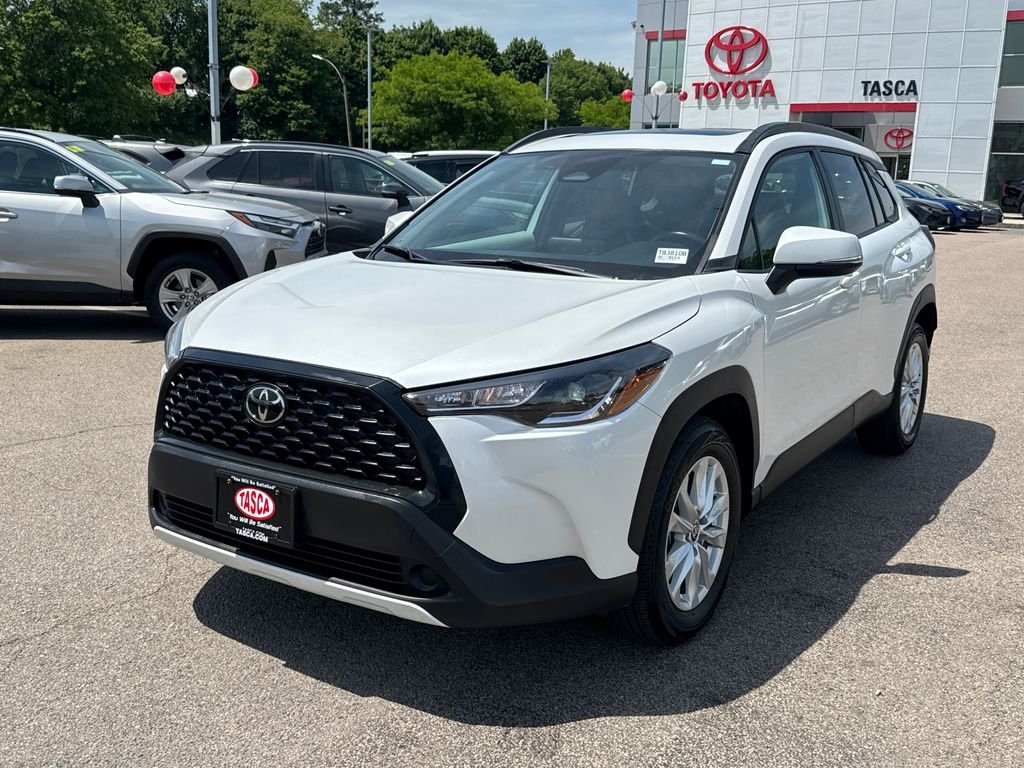 Used 2023 Off-white Toyota LE image 3