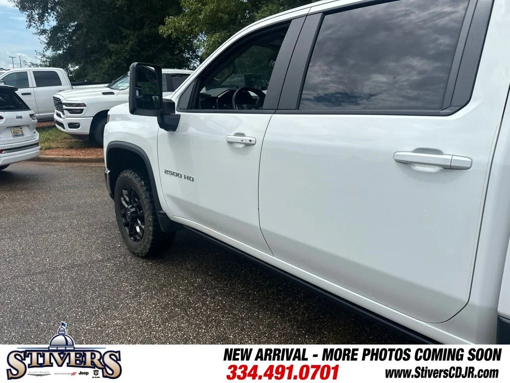 Used 2025 White Chevrolet LT image 12
