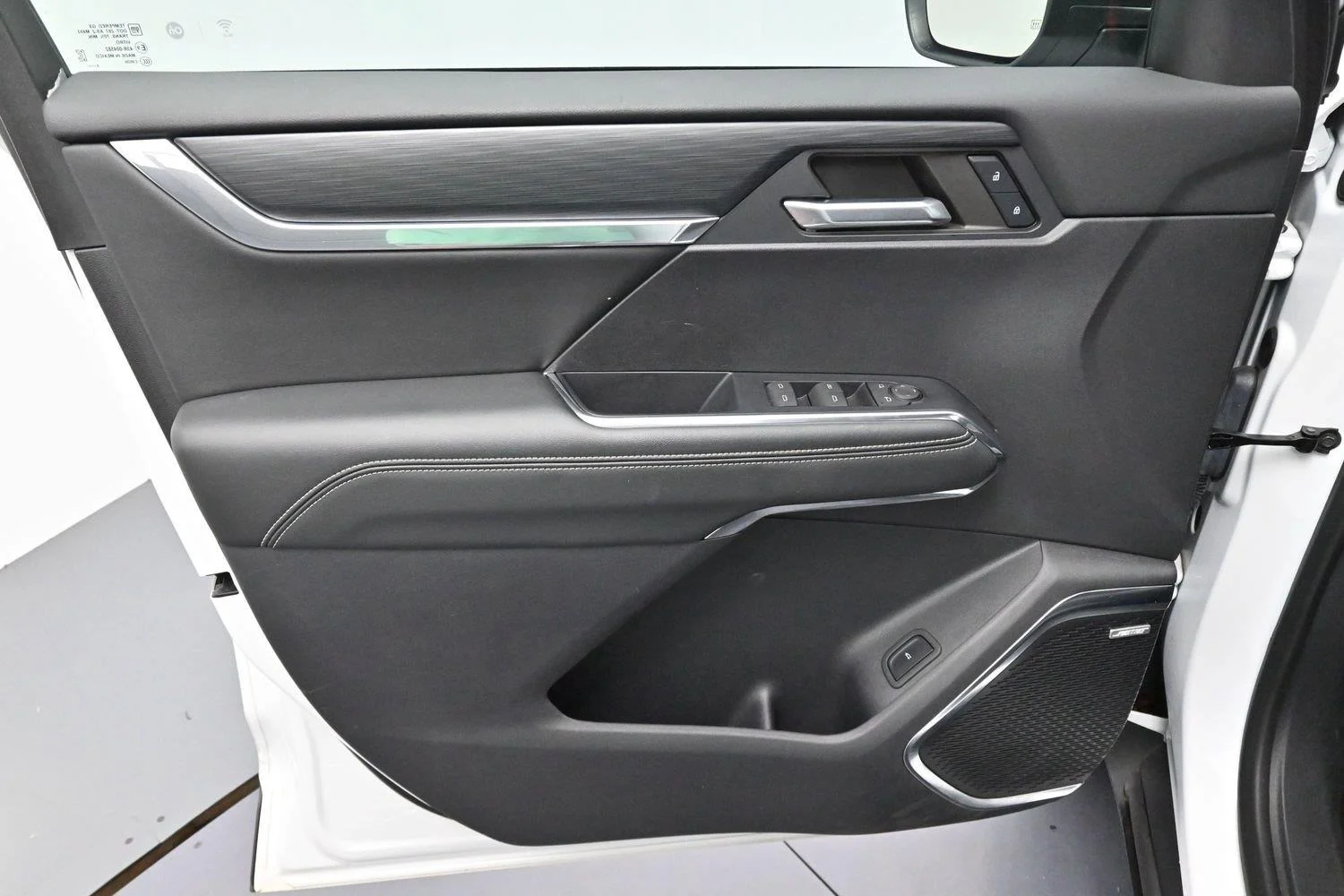 Used 2024 Summit White GMC FWD Elevation image 11