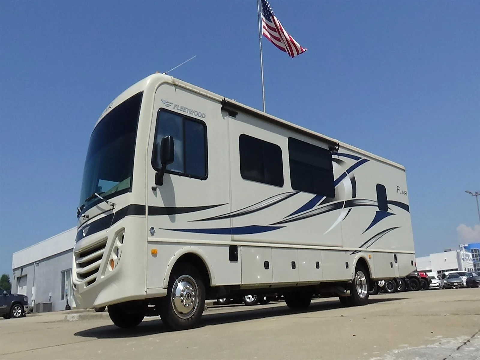Used 2016 Tan Ford Fleetwood Flair image 2