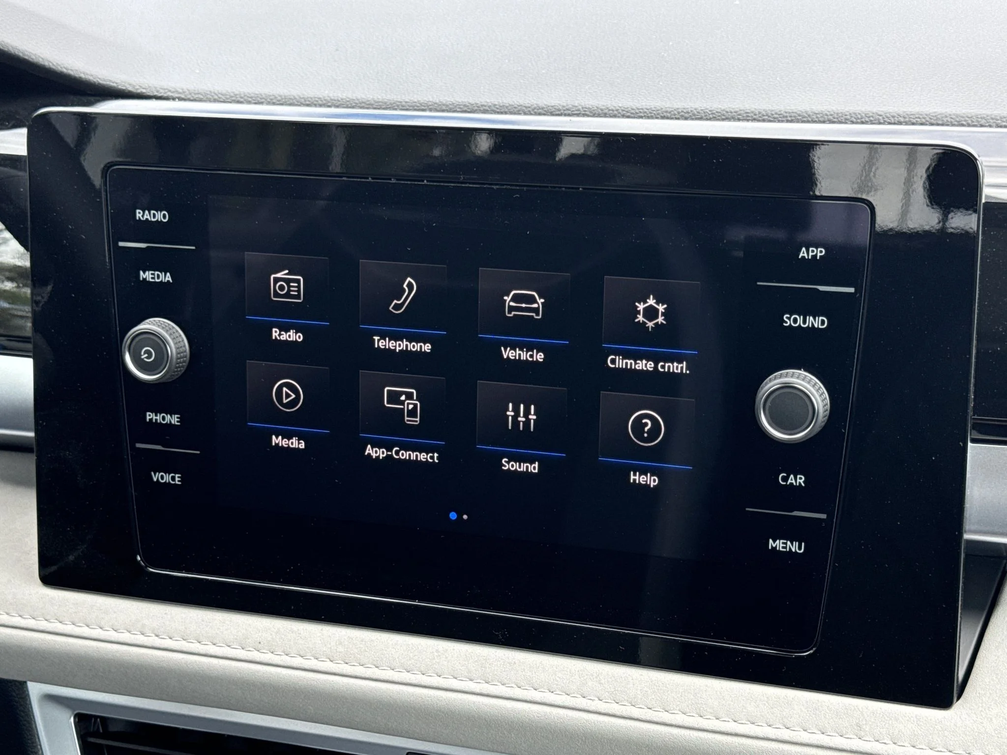 New 2026 Platinum Gray Metallic Volkswagen SE image 24