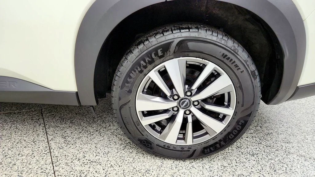 Used 2023 Pearl White Tricoat Nissan SL 4WD image 9