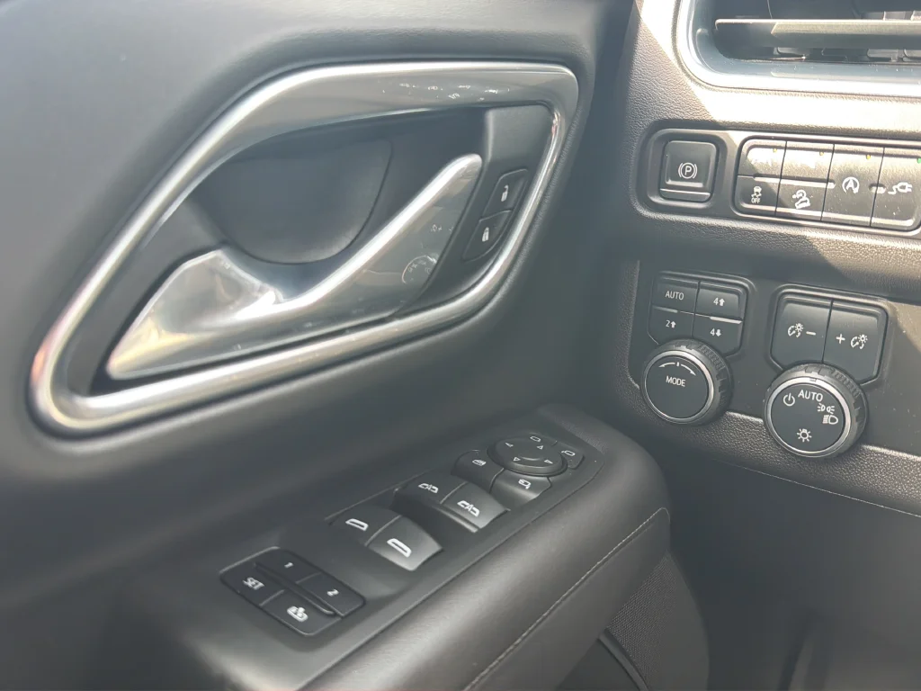 Used 2021 Black Chevrolet Z71 image 39