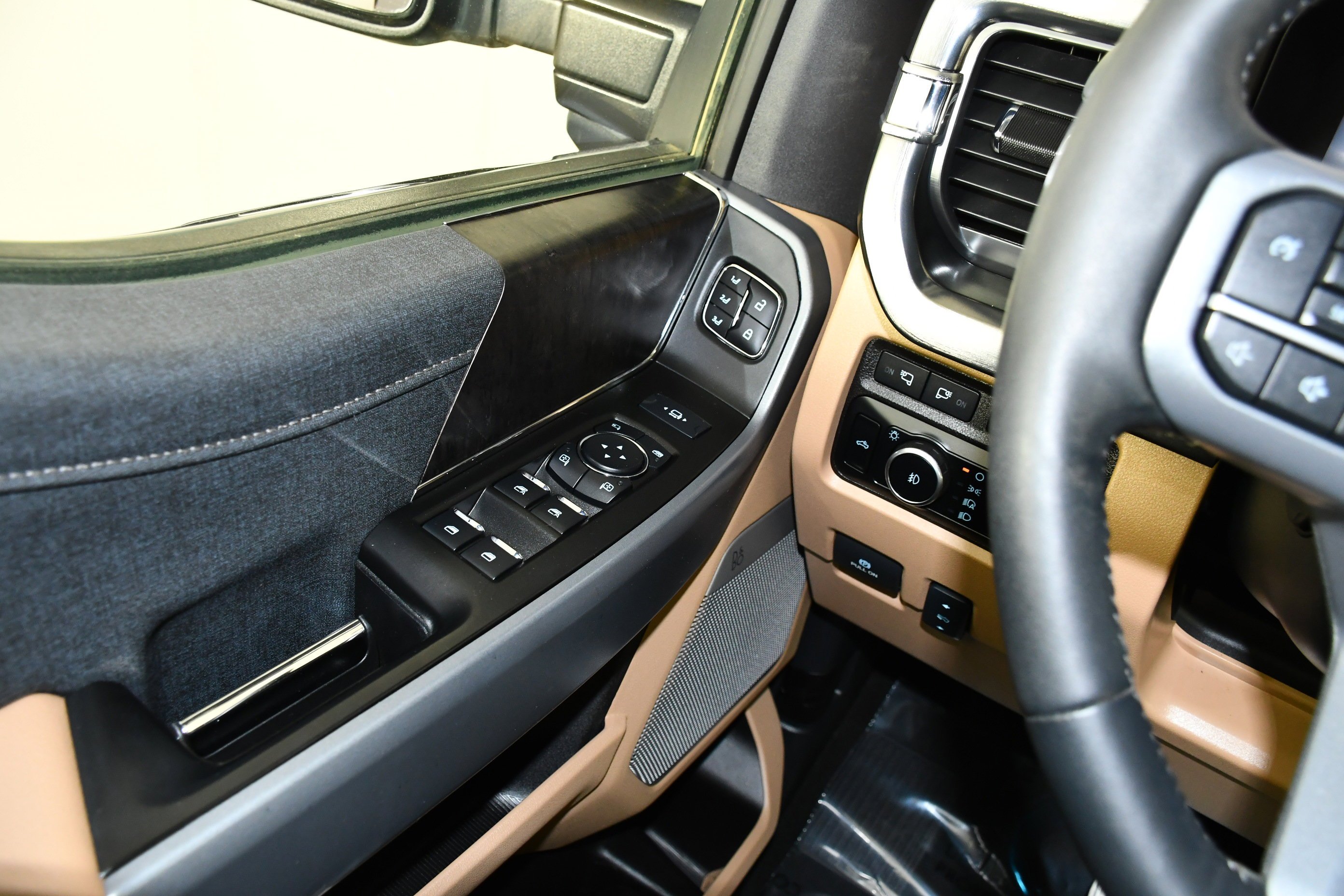 Used 2024 Gray Metallic Ford LARIAT image 40