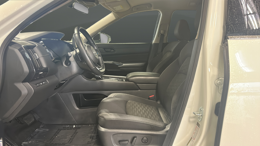 Used 2025 Glacier White Nissan SV image 9