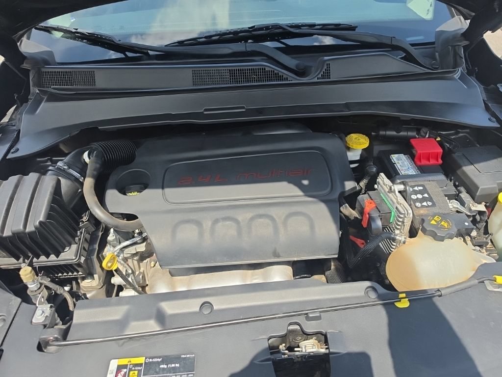 Used 2022 Gray Jeep Latitude FWD image 4