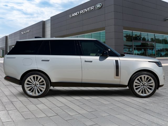 New 2027 Ethereal Frost Sliver Land Rover Autobiography image 6