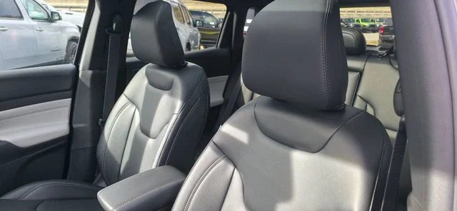 New 2026 Diamond Black Crystal Pearl-Coat Exterior Paint Jeep Limited image 33
